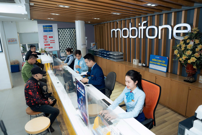 Khách hàng nghe tư vấn dịch vụ tại MobiFone. Ảnh: MobiFone