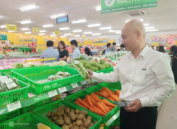 Phó giám đốc Sở Công Thương TP HCM - ông Nguyễn Nguyên Phương đi kiểm tra từng gian hàng gắn Tick xanh tại hệ thống Bách Hóa Xanh ngày 8/6. Ảnh: Thi Hà