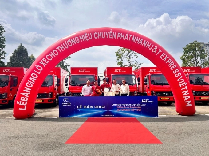 Đại diện hai doanh nghiệp trong lễ bàn giao xe. Ảnh: J&T Express