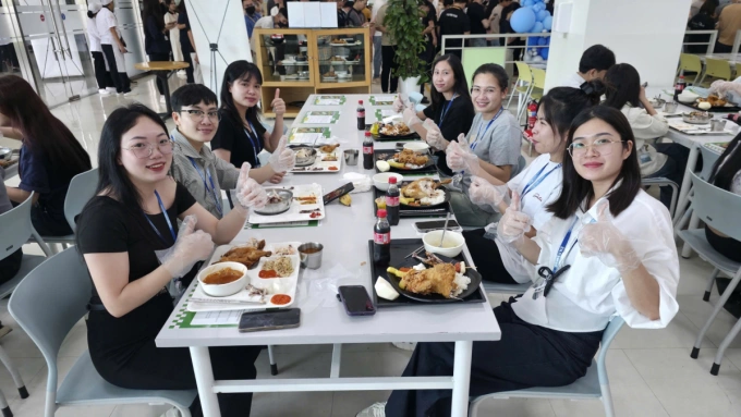 Người làm việc tại nhà máy của Samsung trải nghiệm suất ăn đặc biệt như gà hầm sâm (samgyetang) và gà rán truyền thống Hàn Quốc. Ảnh: AT (Korea Agro - Fisheries & Food Trade Corporation)
