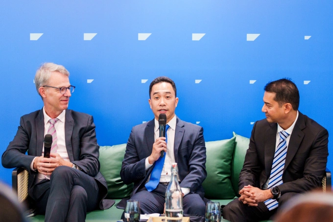 Từ phải sang, ông Clas Neumann - Phó Chủ tịch Cấp cao, Giám đốc Mạng lưới SAP Labs Toàn cầu, ông Nguyễn Hồng Việt - Tổng Giám đốc SAP Việt Nam và ông Manik Saha - Tổng Giám đốc SAP Labs Singapore & Việt Nam tại sự kiện 7/8. Ảnh công ty cung cấp