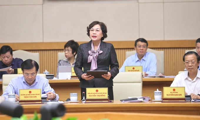 Thống đốc Ngân hàng Nhà nước Nguyễn Thị Hồng báo cáo tại phiên họp Chính phủ, ngày 7/8. Ảnh: VGP