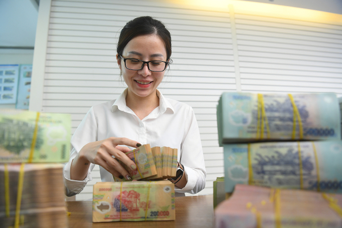 Giao dịch tại Ngân hàng VIB. Ảnh: Giang Huy
