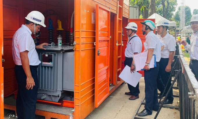 Ngành điện TP HCM tăng cường kiểm tra, phát hiện và xử lý kịp thời các khiếm khuyết của thiết bị nguồn, lưới điện. Ảnh: EVNHCMC