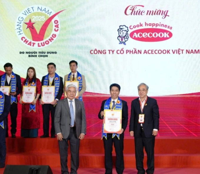 Đại diện Acecook Việt Nam nhận danh hiệu Hàng Việt Nam chất lượng cao lần thứ 29 liên tiếp, đầu năm 2025. Nguồn: Acecook Việt Nam