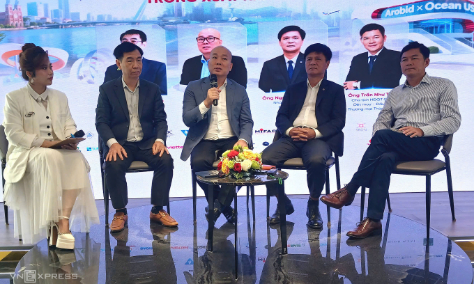 Ông Vũ Bá Phú, Cục trưởng Cục Xúc tiến thương mại cùng các doanh nghiệp tại tọa đàm diễn ra sáng 8/8 tại TP HCM. Ảnh: Thi Hà