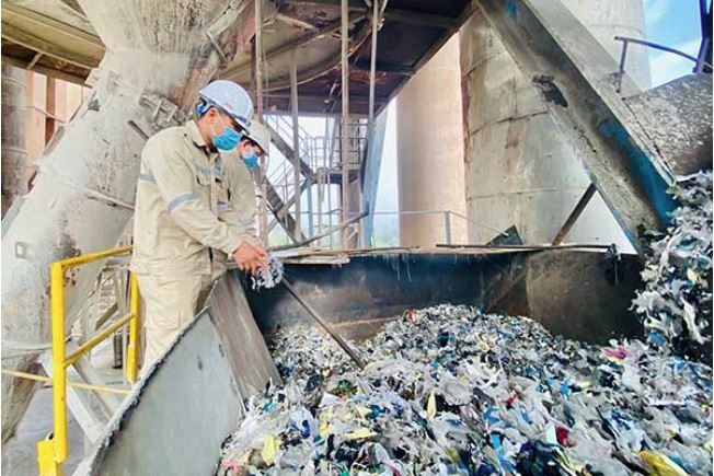 Rác thải được đưa vào nung tại nhà máy Xi măng Lam Thạch. Ảnh: Ximang.vn