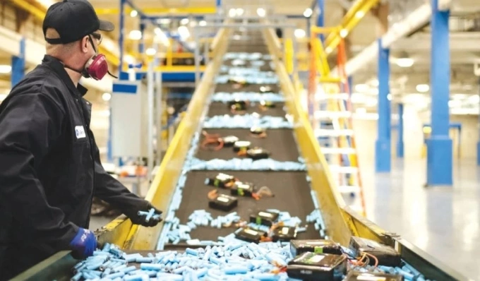 Công nhân một nhà máy tái chế pin xe điện. Ảnh: Li-Cycle Corp