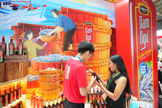 Khách hàng tham khảo các dòng sản phẩm nước mắm Chin-su. Ảnh: Masan
