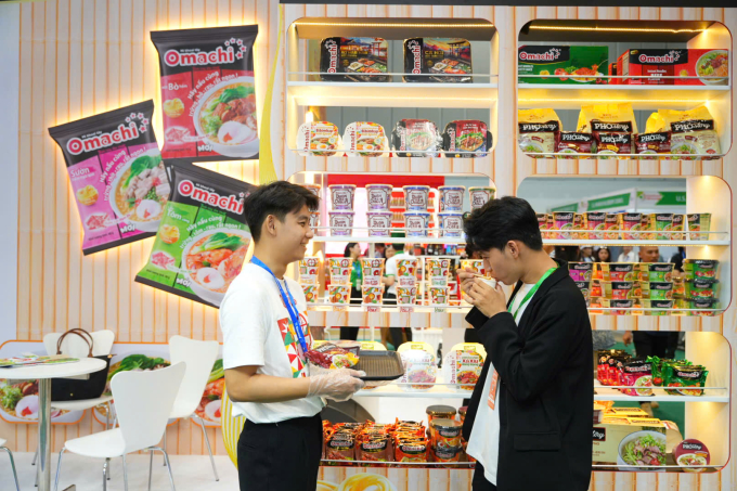 Khách hàng dùng thử các sản phẩm tại gian hàng. Ảnh: Masan