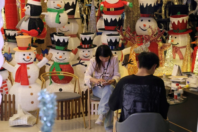 Nhân viên tại các quầy hàng trong triển lãm thương mại ở Nghĩa Ô (Chiết Giang). Ảnh: Reuters