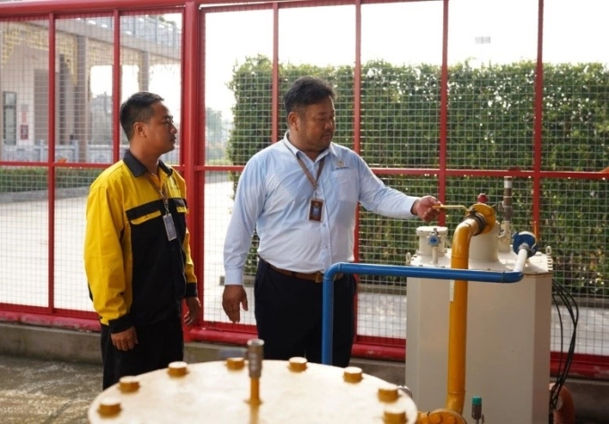 Đội ngũ kỹ thuật kiểm tra thiết bị hỏa táng trước khi vận hành