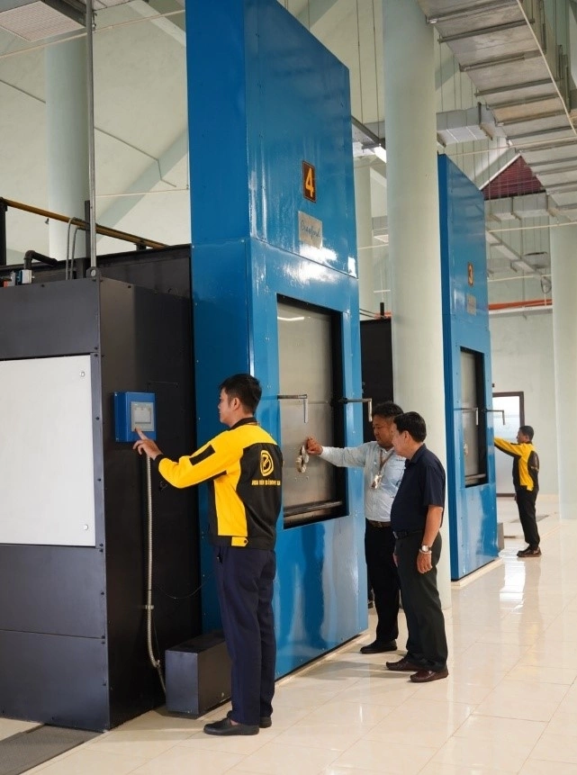 Người nhà cùng các kỹ thuật viên làm các thủ tục cuối cùng cho thân nhân quá cố. Ảnh: Hoa viên Bình An