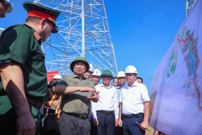 Thủ tướng Phạm Minh Chính trao đổi với các đơn vị tại vị trí móng cột VT404 trên địa bàn xã Thái Hòa (Phú Thọ). Ảnh: VGP