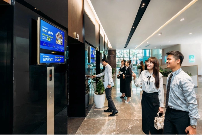 Màn hình quảng cáo thang máy của doanh nghiệp. Ảnh: Chicilon Media