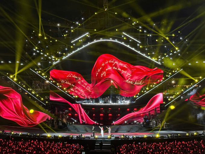 Sân khấu V Concert diễn ra tối 9/8. Ảnh: Techcombank