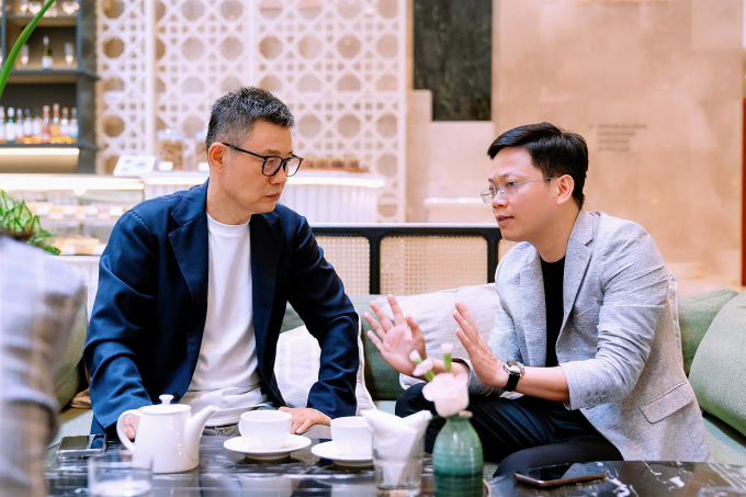 Hai lãnh đạo thảo luận về các chiến lược phát triển. Ảnh: Chicilon Media