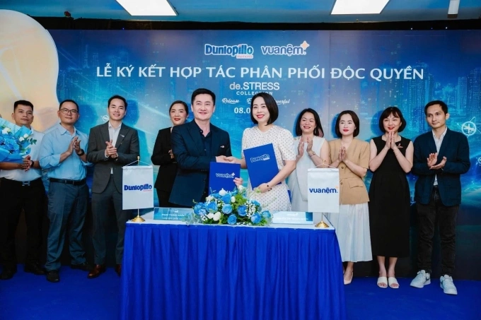 Đại diện Dunlopillo và Vua Nệm ký kết hợp tác. Ảnh: Dunlopillo