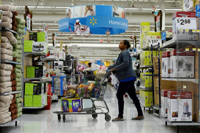 Khách hàng mua sắm ở siêu thị Walmart tại Los Angeles. Ảnh: Reuters