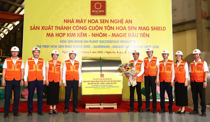 Công ty sản xuất thành công cuốn Tôn Hoa Sen Mag Shield đầu tiên. Ảnh: Hoa Sen