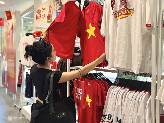 Gian hàng áo thun chủ đề yêu nước tại một cửa hàng trên mặt đường Bà Triệu. Ảnh: Ngọc Diễm