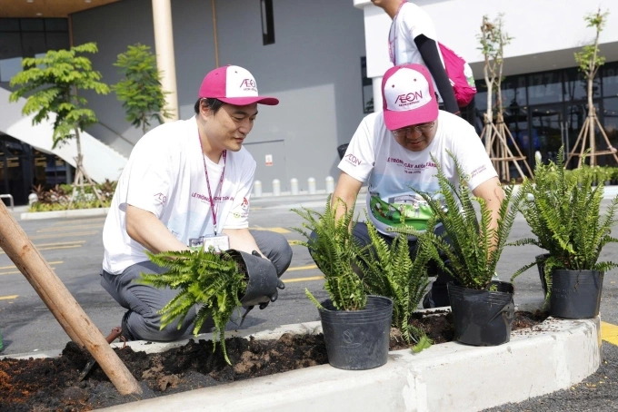Đại diện Aeon Việt Nam cùng lãnh đạo tỉnh Tây Ninh cùng trồng cây tại Aeon Tân An. Ảnh: Aeon Việt Nam