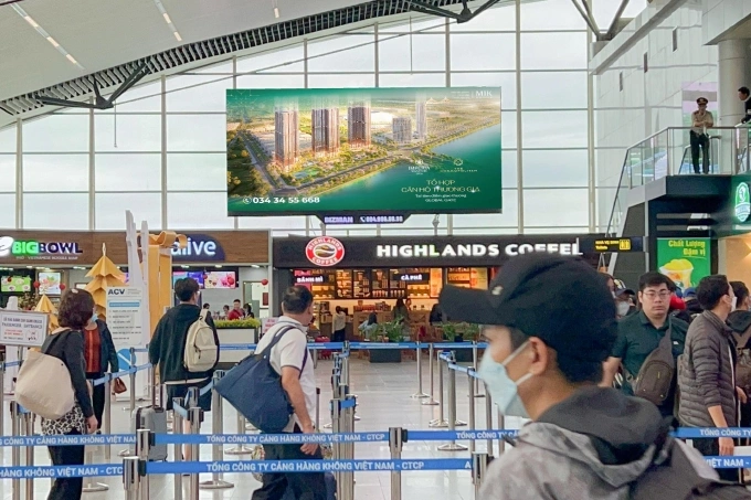 Màn hình LED kích thước lớn tạo ấn tượng thị giác tại cảng HKQT Đà Nẵng. Ảnh: Bizman