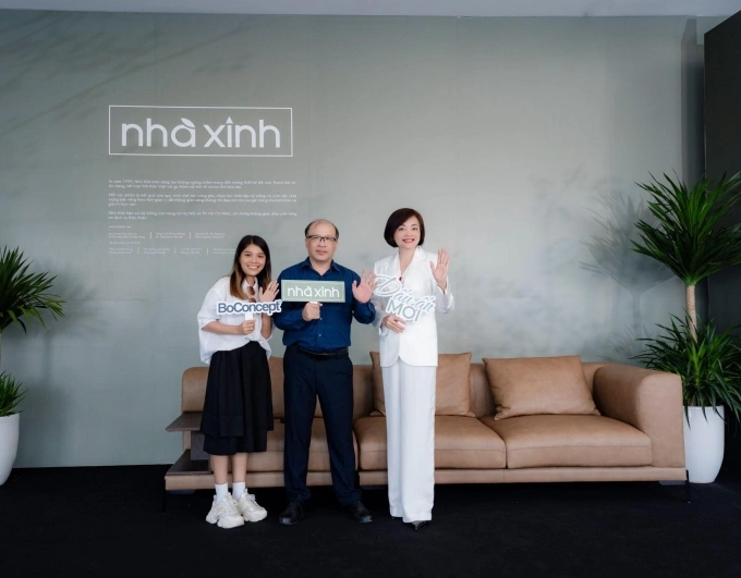 Đại diện thương hiệu và khách mời chụp ảnh với logo mới.