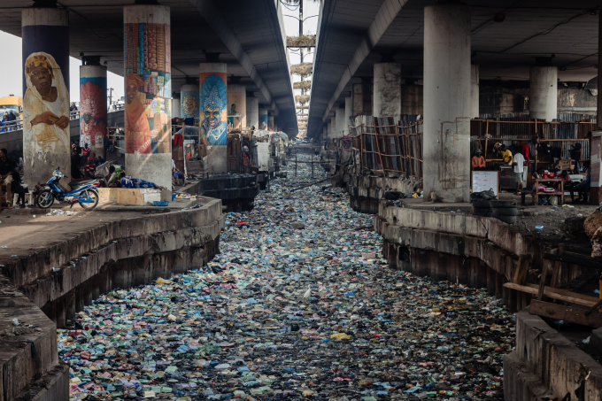 Một con kênh bị tắc nghẽn vì rác nhựa tại Obalende, Lagos vào ngày 23/1/2024. Ảnh: AFP