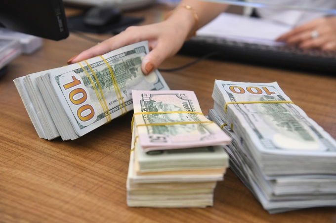 Giao dịch ngoại tệ tại Ngân hàng VIB, trụ sở 16 Phan Chu Trinh. Ảnh: Giang Huy