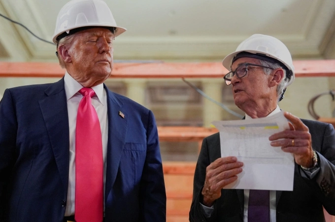 Tổng thống Trump (trái) và Chủ tịch Powell tại trụ sở Fed ở Washington ngày 24/7. Ảnh: Reuters