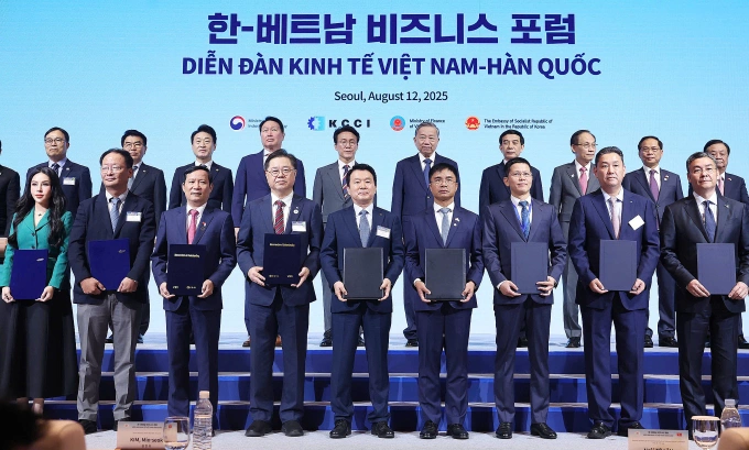 Tổng Bí thư Tô Lâm và Thủ tướng Hàn Quốc Kim Min Seok chứng kiến các doanh nghiệp trao thỏa thuận hợp tác. Ảnh: KN Holdings