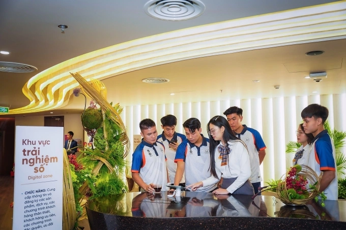 VPBank Flagship Hà Nội đánh dấu bước tiến mới trong hành trình chuyển đổi số toàn diện và nâng cao trải nghiệm khách hàng. Ảnh: VPBank