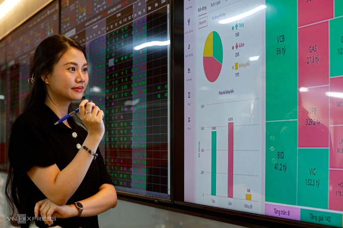 Nhà đầu tư đang quan sát thông tin thị trường tại một công ty chứng khoán ở TP HCM. Ảnh: An Khương
