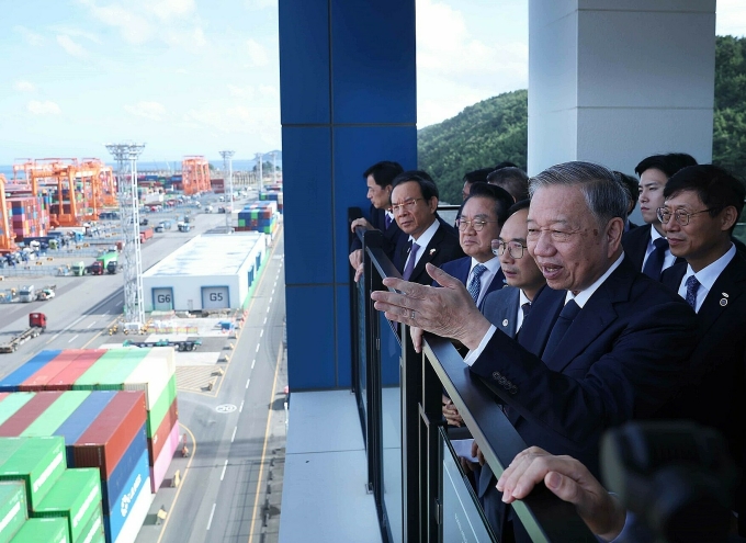 Tổng Bí thư Tô Lâm tới thăm cảng tự động hóa DGT (Dongwon Global Terminal Busan), một trong những bến container mới nhất tại cảng Busan - cảng biển lớn nhất ở Hàn Quốc ngày 13/8. Ảnh: TTXVN