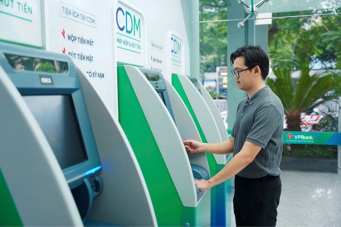 Khu vực tự phục vụ 24/7 được trang bị máy giao dịch đa chức năng. Ảnh: VPBank