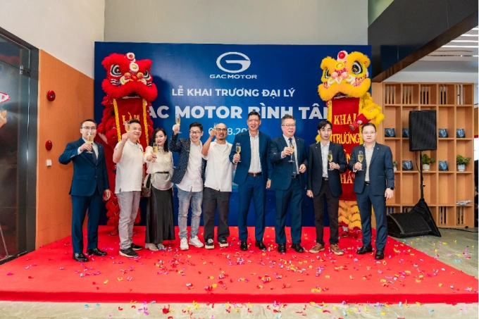Đại diện GAC Motor Việt Nam và khách mời tại lễ ra mắt đại lý mới nhất ở Bình Tân, TP HCM. Ảnh: GAC