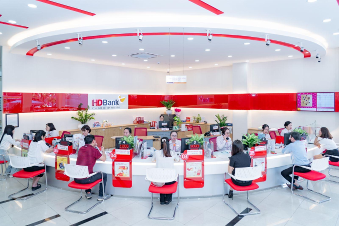 Khách hàng giao dịch tại trụ sở nhà băng. Ảnh: HDBank