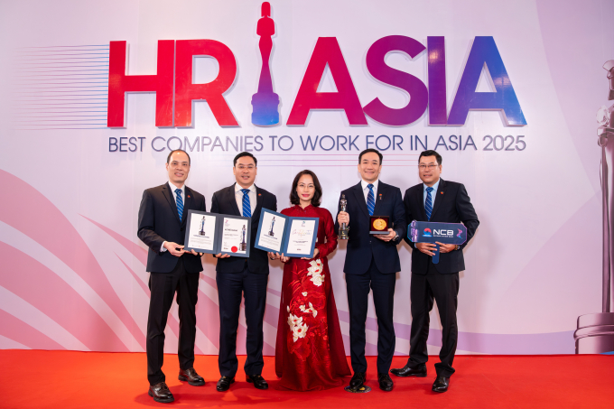 Đại diện ngân hàng chụp ảnh lưu niệm trong buổi trao giải HR Asia Awards 2025. Ảnh: NCB