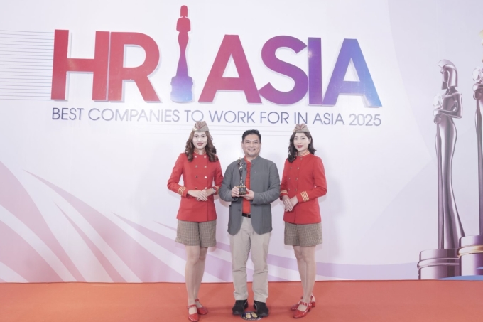 Đại diện Vietjet nhận giải thưởng Nơi làm việc tốt nhất châu Á hôm 14/8. Ảnh: Đăng Nguyễn