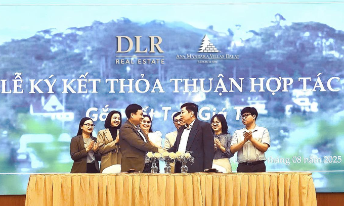 Đại diện DLR và Ana Mandara bắt tay tái ký hợp tác. Ảnh: DLR
