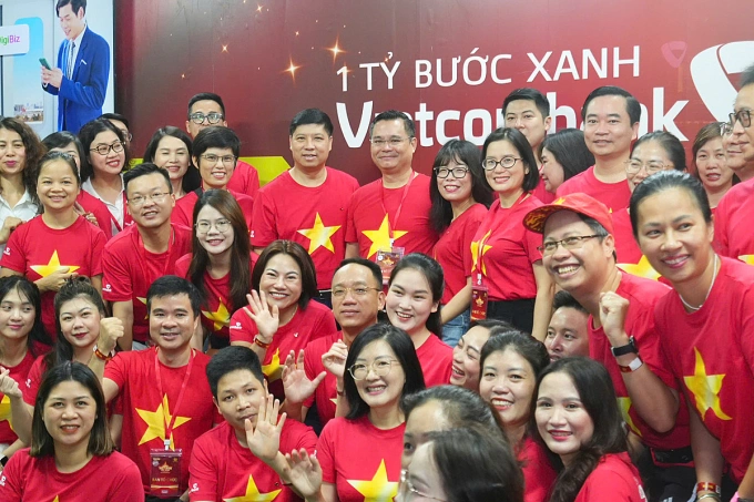 Ông Nguyễn Thanh Tùng, Bí thư Đảng ủy, Chủ tịch HĐQT (đeo kính, chính giữa) cùng ông Hồng Quang, Thành viên HĐQT, Chủ tịch Công đoàn; bà Đoàn Hồng Nhung, Thành viên Ban Điều hành, Giám đốc khối Bán lẻ của Vietcombank chụp ảnh cùng cán bộ ngân hàng tại sự kiện. Ảnh: Vietcombank