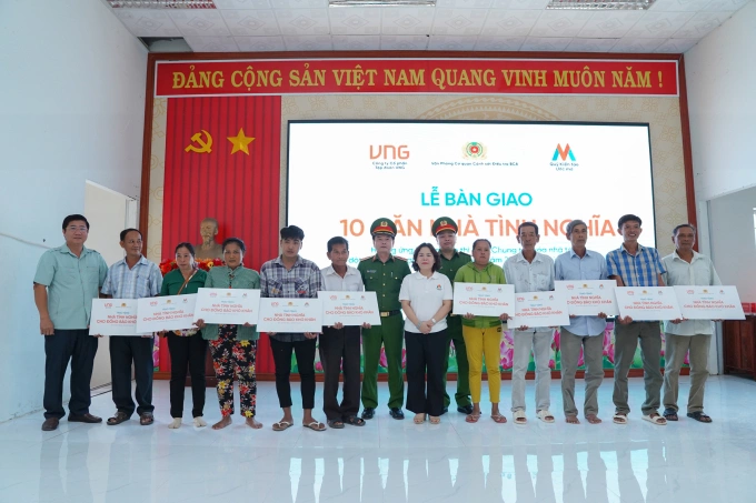 Các hộ có hoàn cảnh khó khăn trên địa bàn xã Vĩnh Bình trong buổi trao tặng nhà xã hội. Ảnh: VNG Group