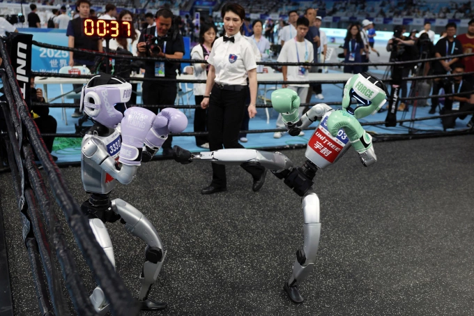 Robot hình người Unitree Robotics thi đấu trong một trận kickboxing thuộc khuôn khổ Đại hội Thể thao Robot Hình người Thế giới ở Bắc Kinh ngày 15/8. Ảnh: Reuters