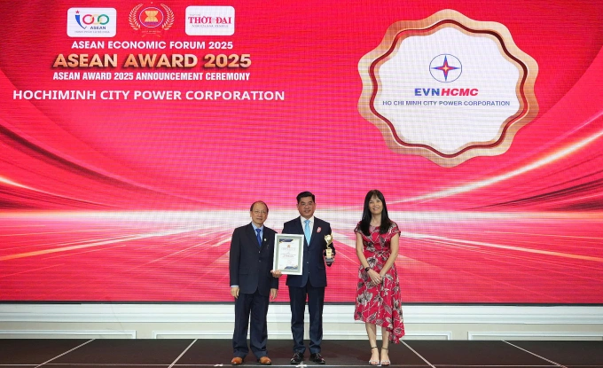 Ông Bùi Hải Thành, Phó tổng giám đốc đại diện EVNHCMC nhận chứng nhận Top 10 doanh nghiệp tiêu biểu ASEAN 2025. Ảnh: EVNHCMC