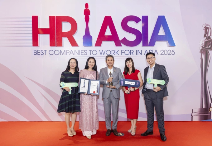 Đại diện Chubb Life Việt Nam chụp ảnh tại lễ trao giải HR Asia Awards. Ảnh: Chubb Life Việt Nam