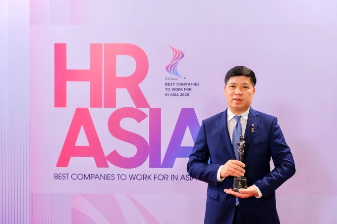 Ông Hồng Quang, thành viên HĐQT kiêm Giám đốc Khối Nhân sự đại diện Vietcombank nhận cúp vàng Harmonia từ BTC. Ảnh: Vietcombank