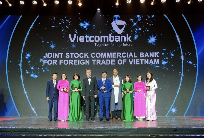 Các đại biểu của Vietcombank chụp ảnh lưu niệm cùng ông William Ng (thứ tư từ trái qua), Tổng Biên tập Tạp chí HR Asia, Chủ tịch Hội đồng đánh giá giải thưởng HRAA. Ảnh: Vietcombank