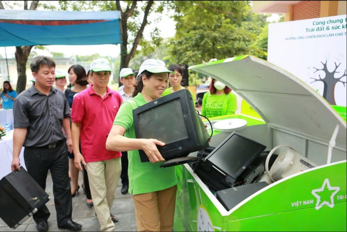 Người dân gom rác điện tử tại một sự kiện của Việt Nam Tái Chế. Ảnh: VNTC