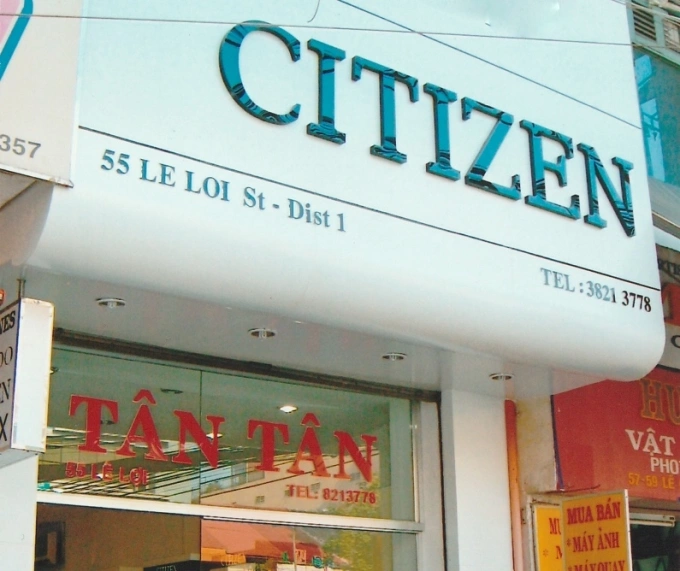 Tên thương hiệu Citizen trên bảng hiệu đường Lê Lợi, TP HCM. Ảnh: Tân Tân